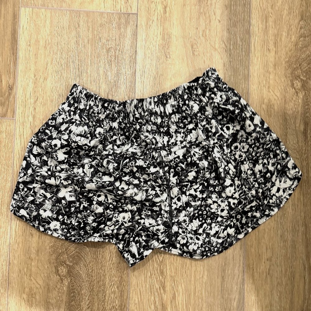 Lululemon track that shorts 3'